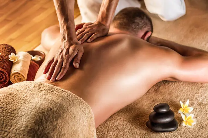wopBali massage A man having a Balinese massage | Bio Rama Ayurvedski proizvodi i usluge