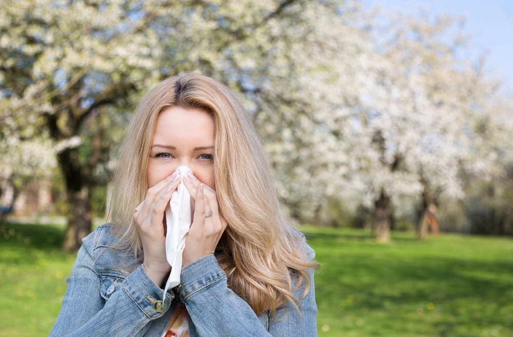 woman blowing nose springtime | Bio-Rama Alergija na pelud! uzroci, simptomi i liječenje!