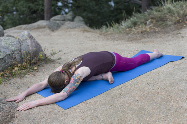 Kapotasana (poza goluba), savijena prema naprijed